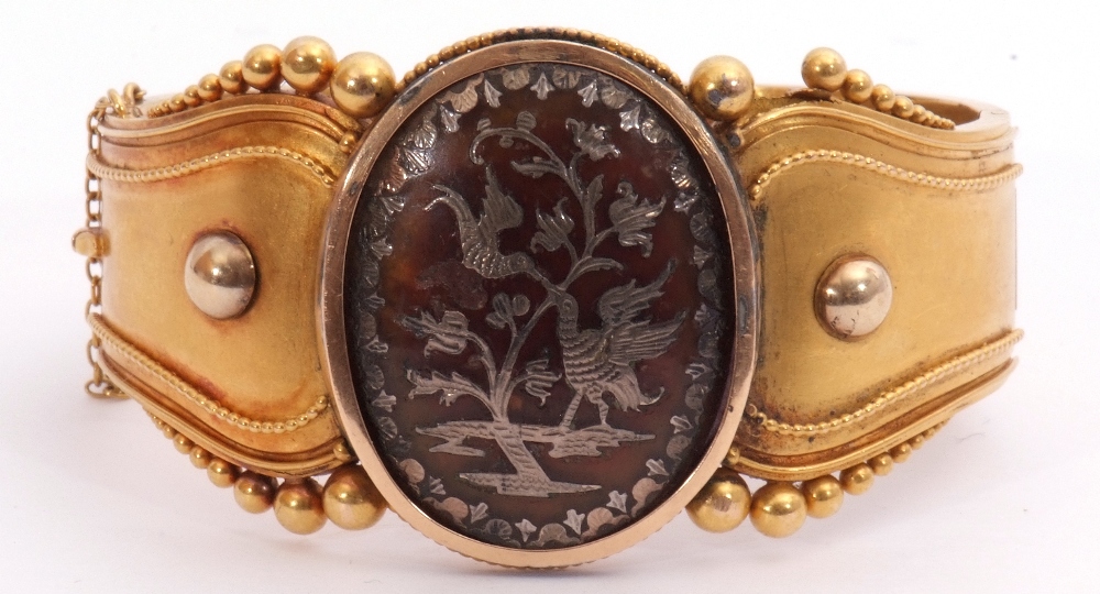 Victorian Etruscan hinged bangle, the top section centring a large oval pique panel inlaid with a - Image 5 of 6