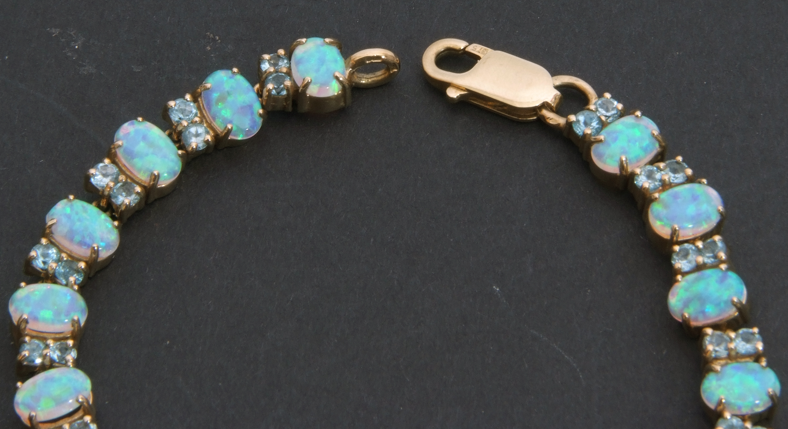 Modern 375 stamped opalescent and blue stone set articulated bracelet - Image 6 of 7