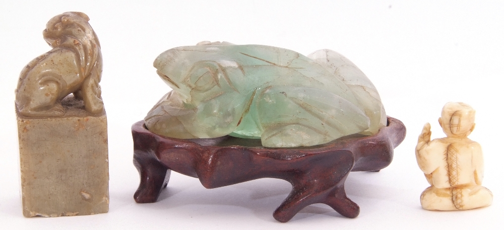 Mixed Lot: A large green quartz toad on a hardwood stand (a/f), a soapstone temple dog, a vintage - Image 3 of 4