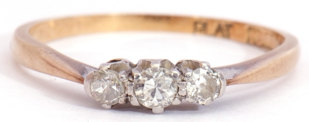 Small three stone diamond ring, a row of three graduated round brilliant cut diamonds, total ct wt - Image 2 of 6