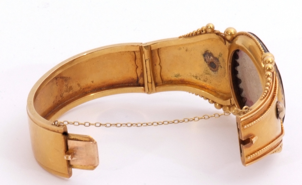 Victorian Etruscan hinged bangle, the top section centring a large oval pique panel inlaid with a - Image 6 of 6