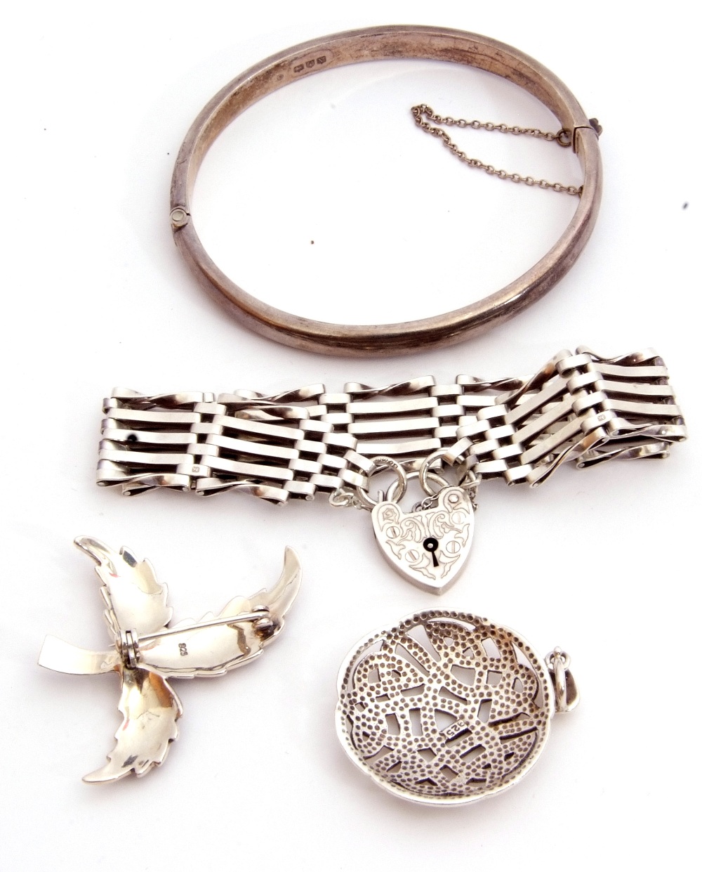 Mixed Lot: white metal gate bracelet, a 925 stamped leaf brooch, a Celtic design pendant (925), - Image 3 of 3
