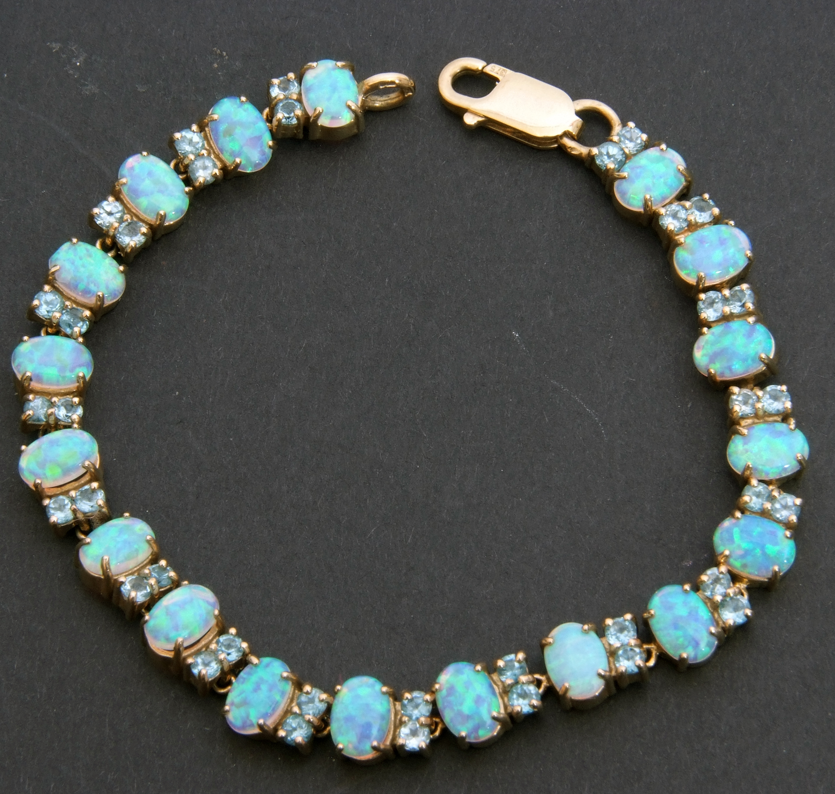 Modern 375 stamped opalescent and blue stone set articulated bracelet - Image 5 of 7