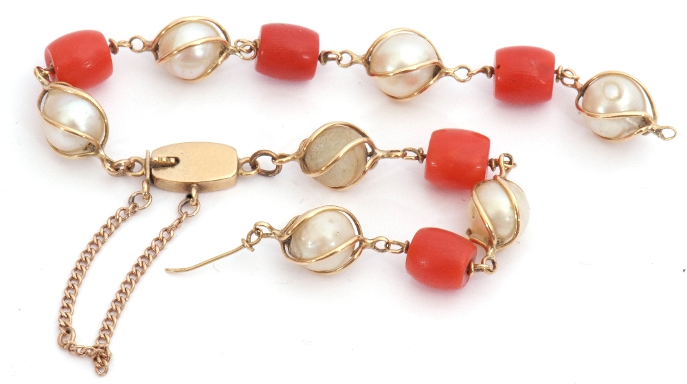 Antique pearl and coral set bracelet, alternate design of drum shaped coral beads and wire work - Image 6 of 6