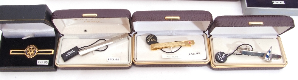 Mixed Lot: nine cased gent's tie-clips, silver, onyx examples, three chrome, four gold plated, - Image 3 of 4