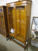 EARLY 20TH CENTURY LIGHT OAK BOOKCASE WITH ADJUSTABLE SHELVING, 92CM WIDE