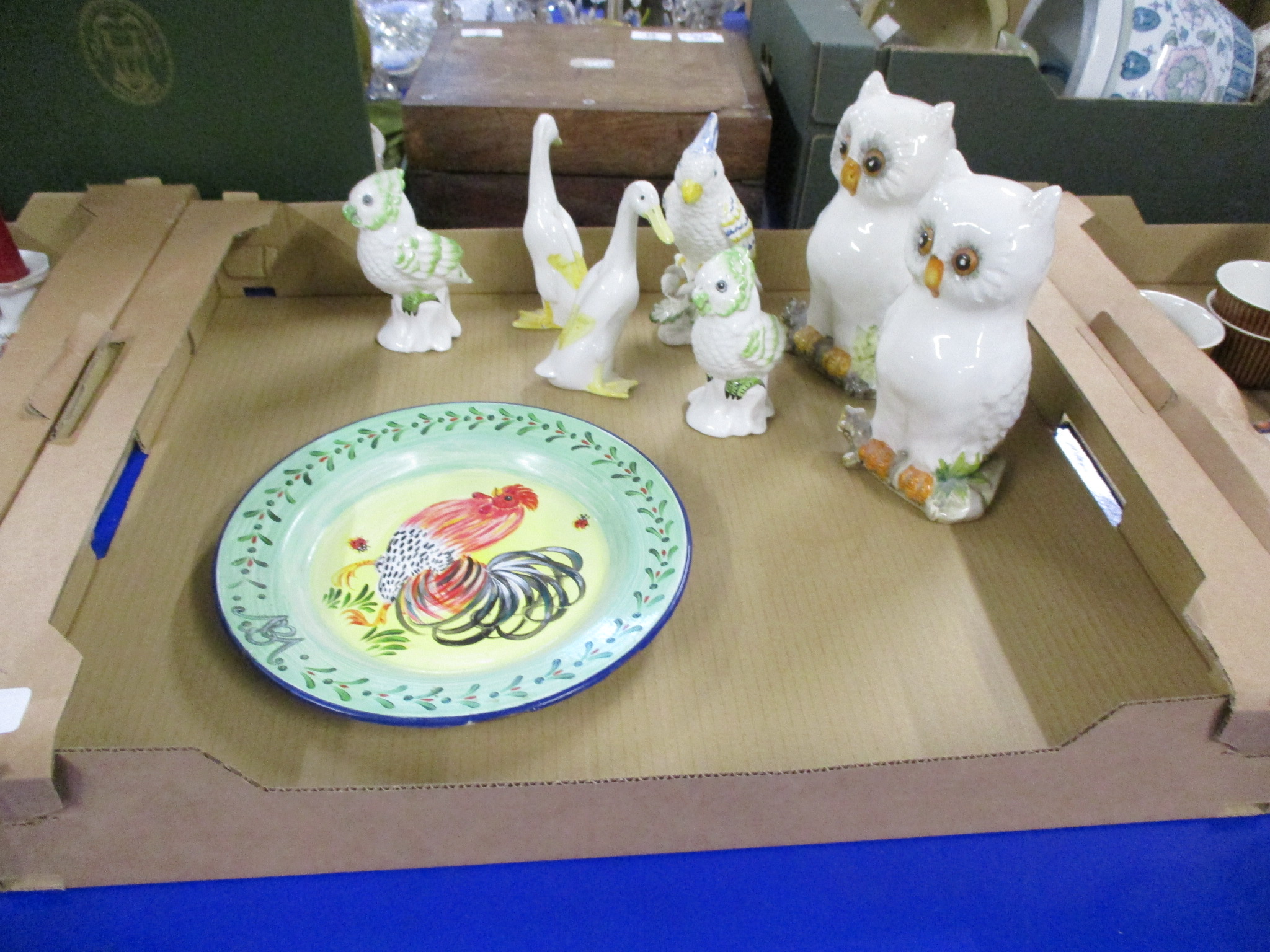 TRAY CONTAINING CERAMIC BIRD SCULPTURES AND A PLATE PAINTED WITH A CHICKEN