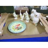 TRAY CONTAINING CERAMIC BIRD SCULPTURES AND A PLATE PAINTED WITH A CHICKEN