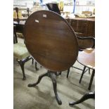 EARLY 19TH CENTURY MAHOGANY CIRCULAR SNAP TOP PEDESTAL TABLE, 66CM DIAM