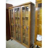 EARLY 20TH CENTURY LIGHT OAK BOOKCASE WITH GLAZED FRONT, 114CM WIDE