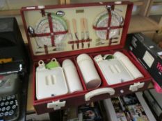 1930S STYLE PICNIC BOX COMPLETE WITH PLACE SETTINGS