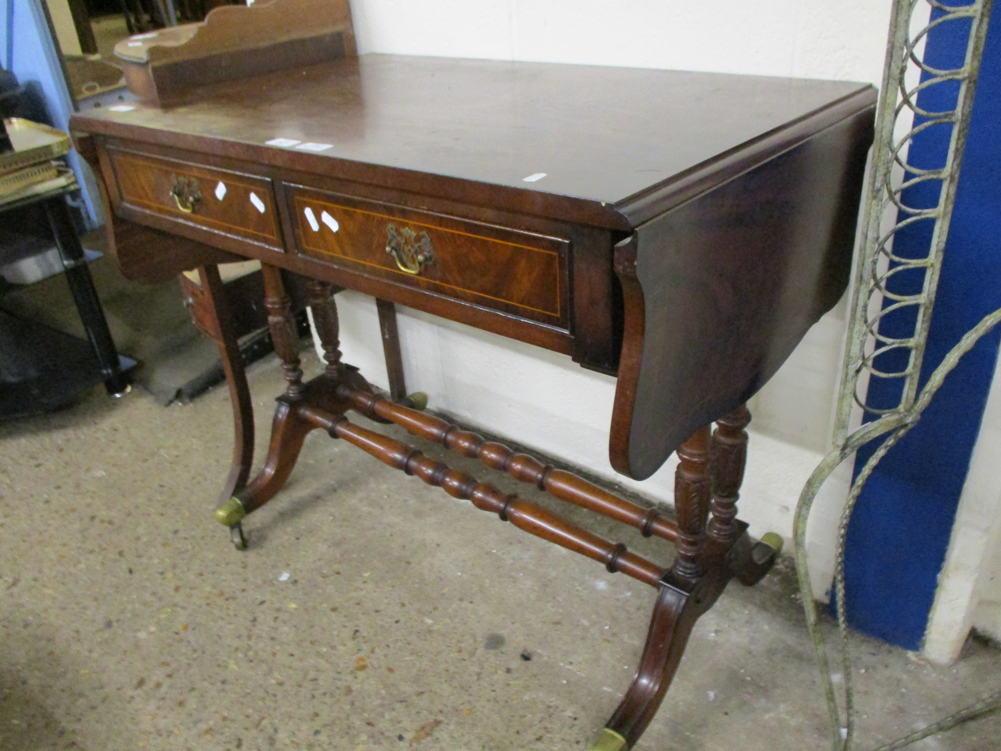 REPRODUCTION MAHOGANY SOFA TABLE, 94CM WIDE - Image 2 of 3