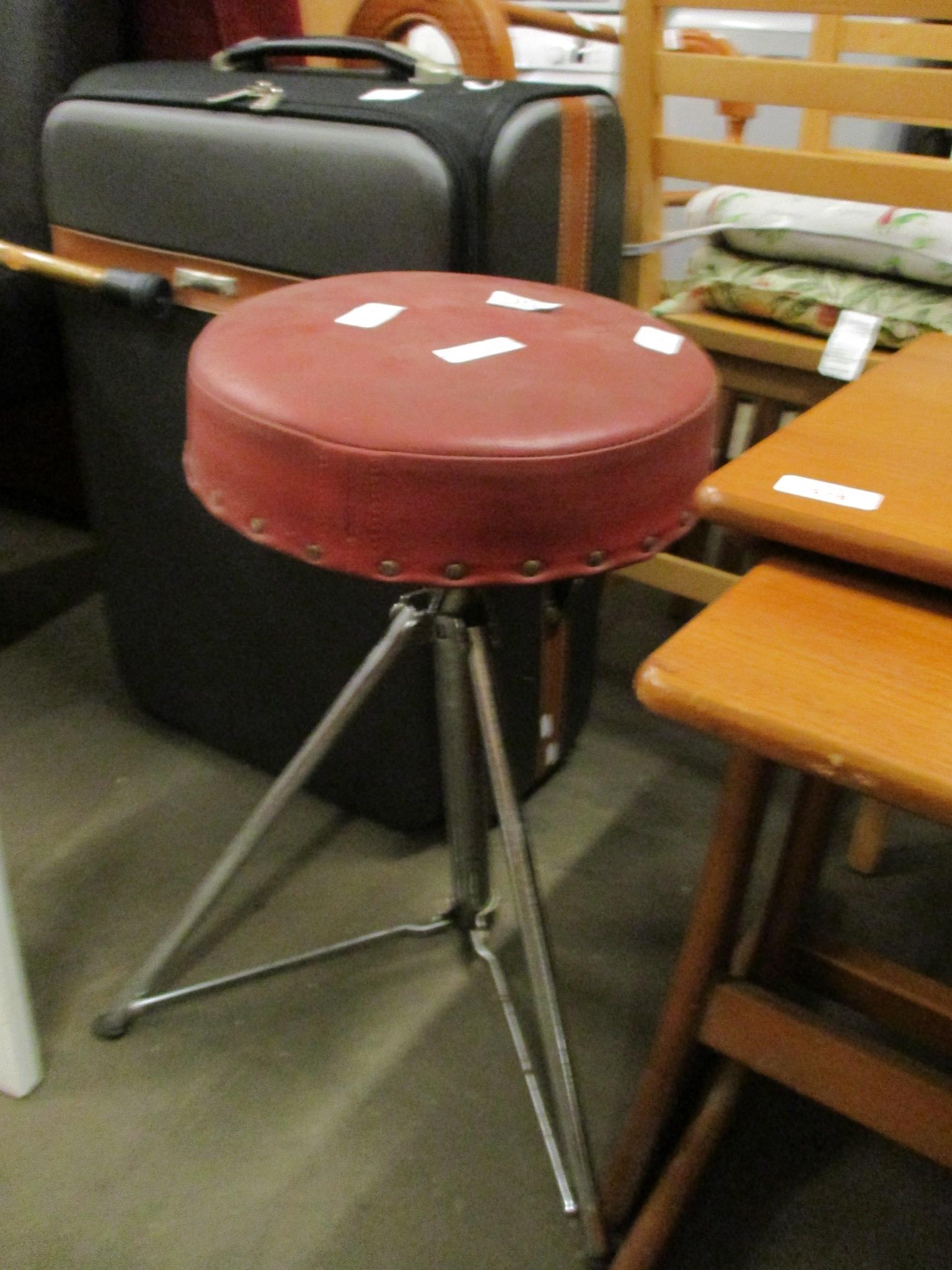 MODERN SWIVEL TOP STOOL