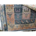 MODERN DESIGN WOOL RUG DECORATED WITH GEOMETRIC DESIGNS, MAINLY GREEN AND RUST FIELD, 123CM WIDE