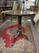 19th century mahogany pedestal table with pie-crust edge, raised on a fluted support and tripod