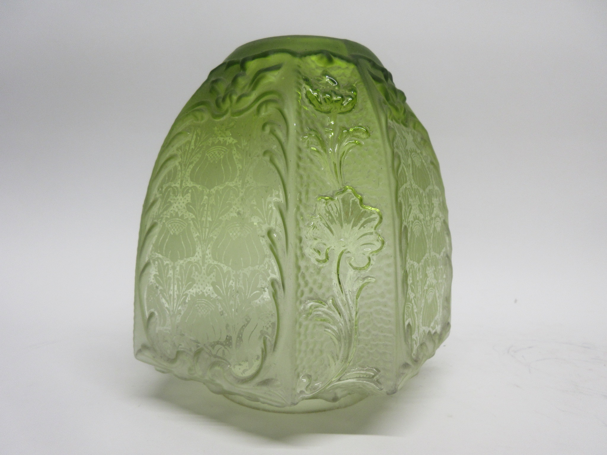 Green glass oil lamp shade with Art Nouveau design of poppies, 10cm diam at base - Image 3 of 7