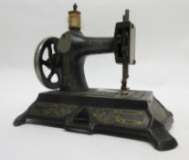 Vintage small sewing machine, 24cm long