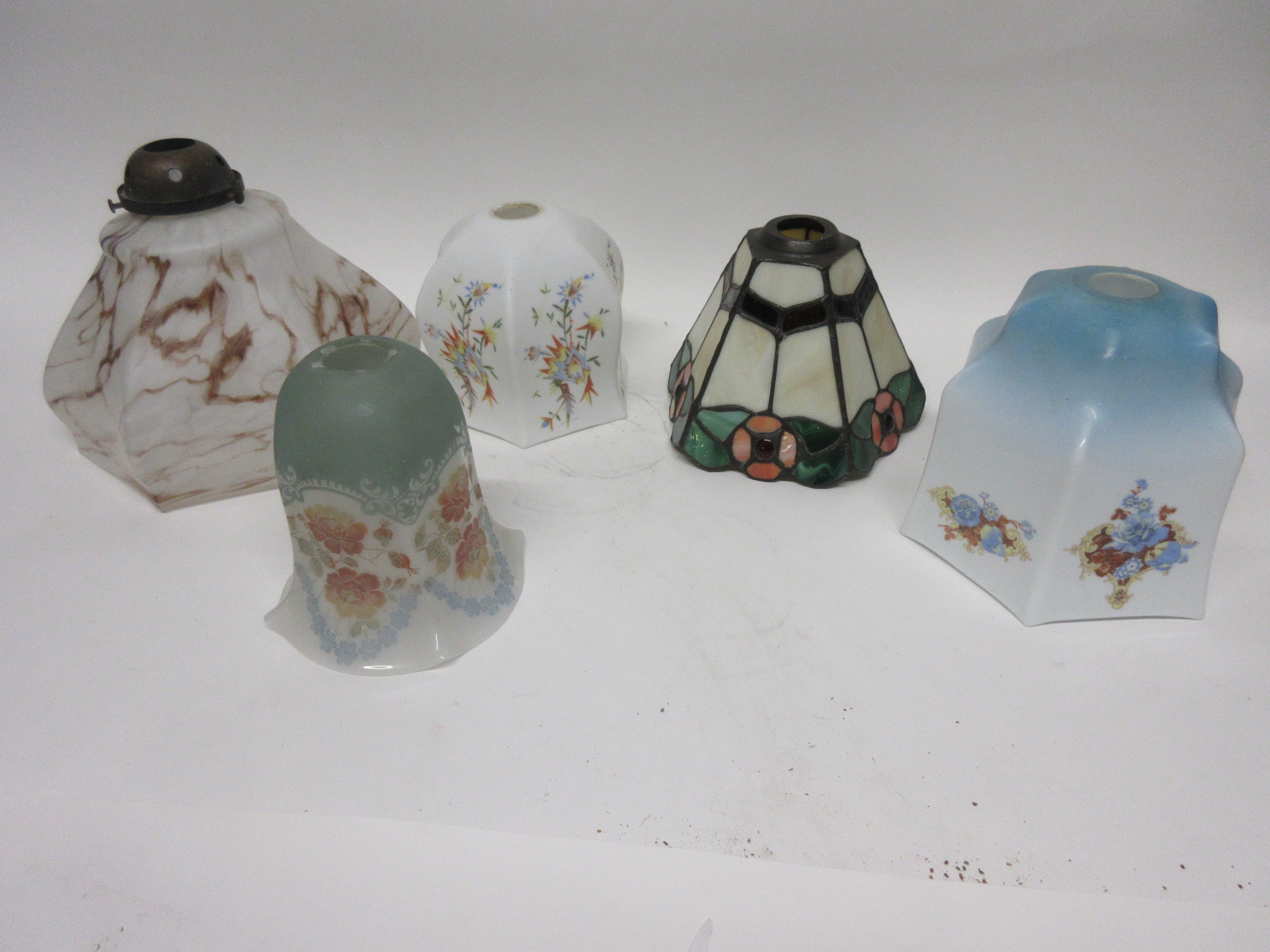 Group of five oil lamp shades, various sizes, one in Art Nouveau style with floral decoration - Image 2 of 2