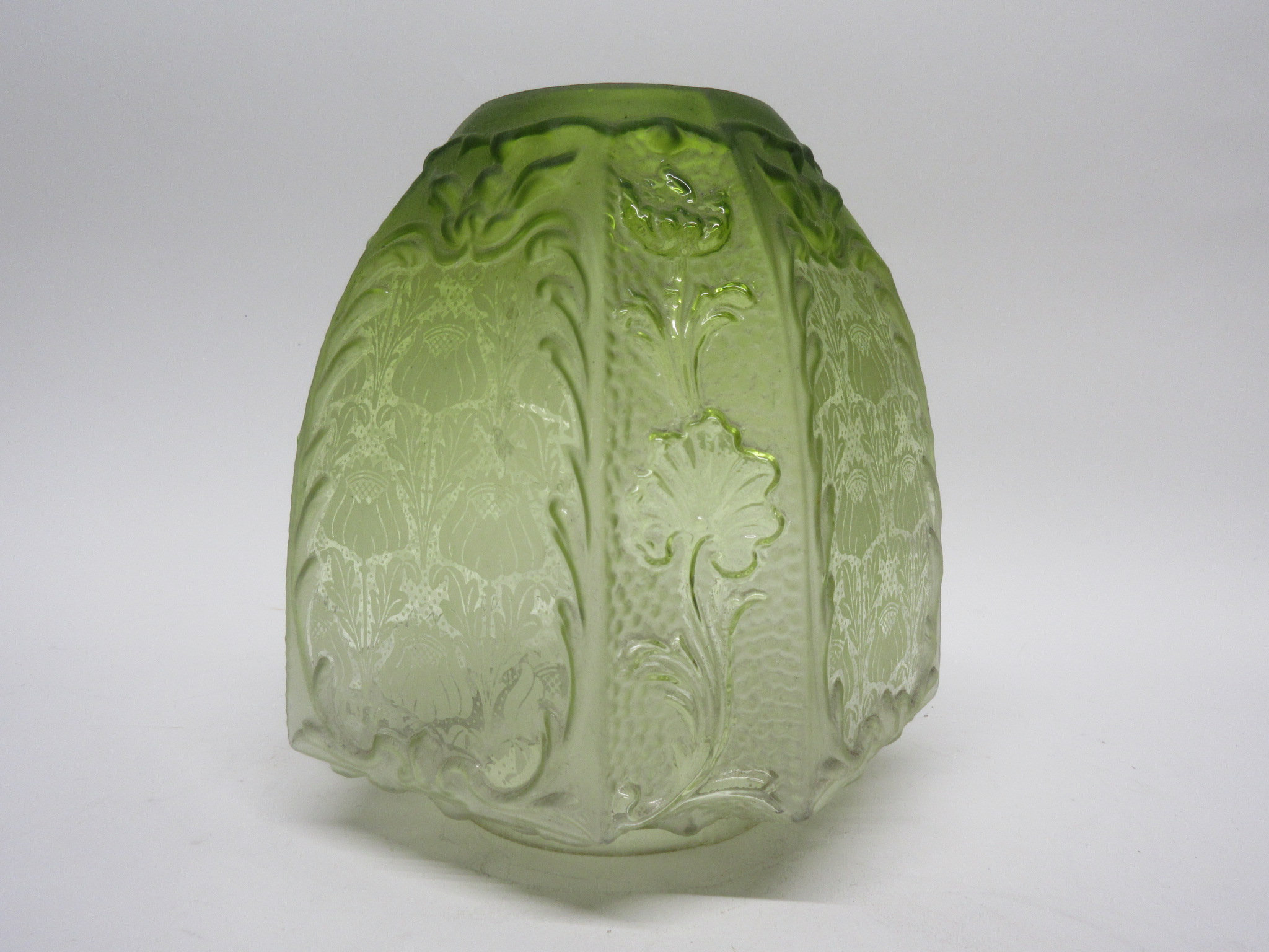 Green glass oil lamp shade with Art Nouveau design of poppies, 10cm diam at base - Image 4 of 7