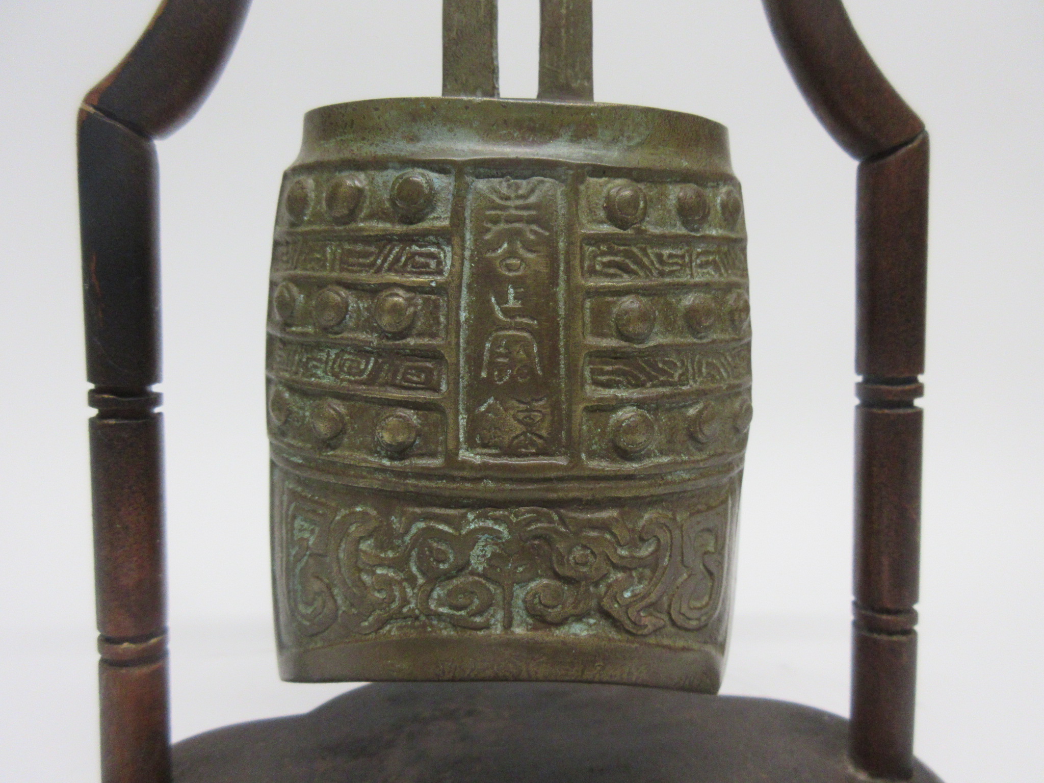 Chinese metal temple jar in wooden frame - Image 4 of 4