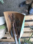QUANTITY OF VARIOUS SMALL GARDEN TOOLS INCLUDING FORK ETC
