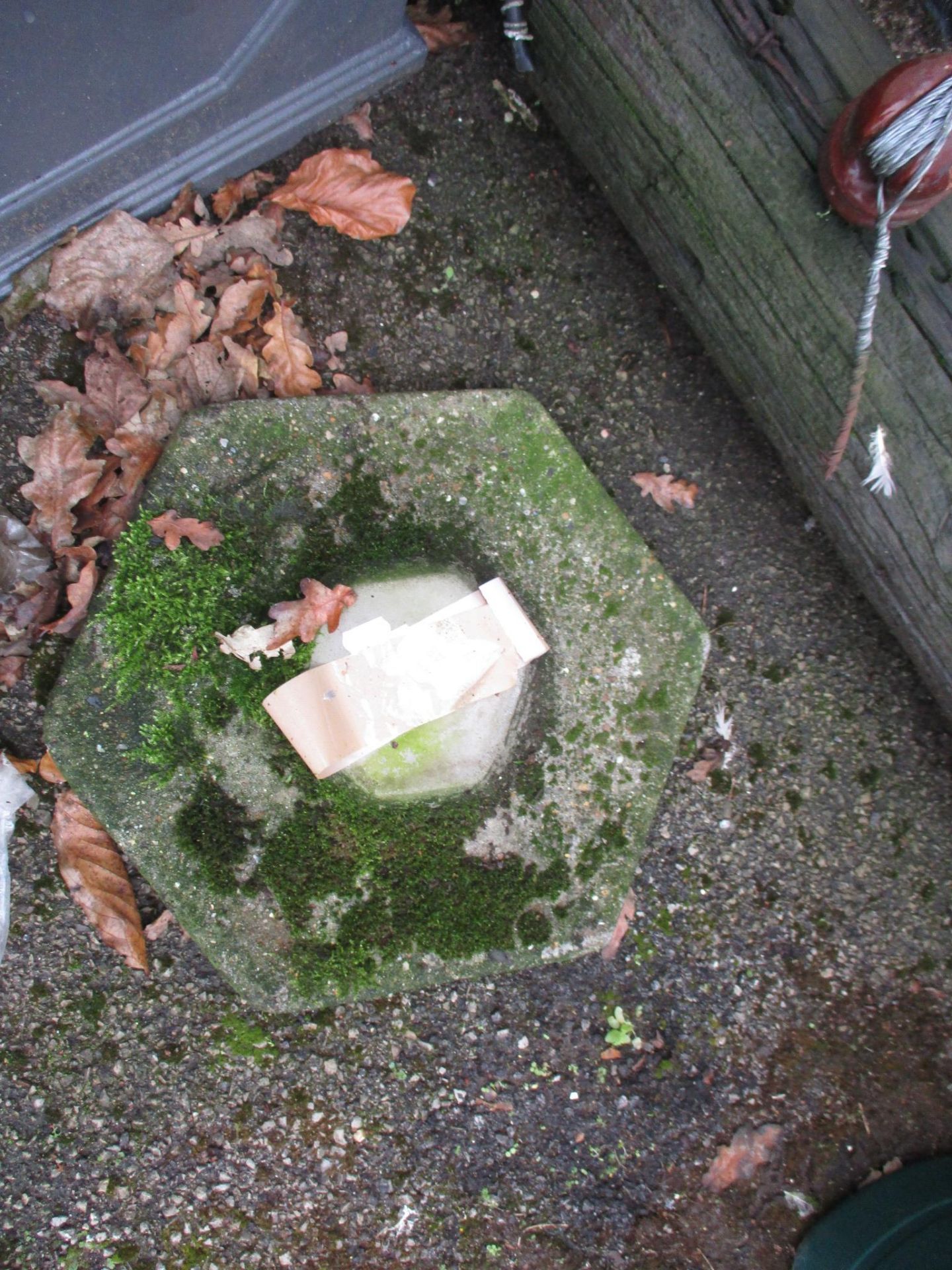 SMALL HEXAGONAL GARDEN PLINTH, WIDTH APPROX 35CM