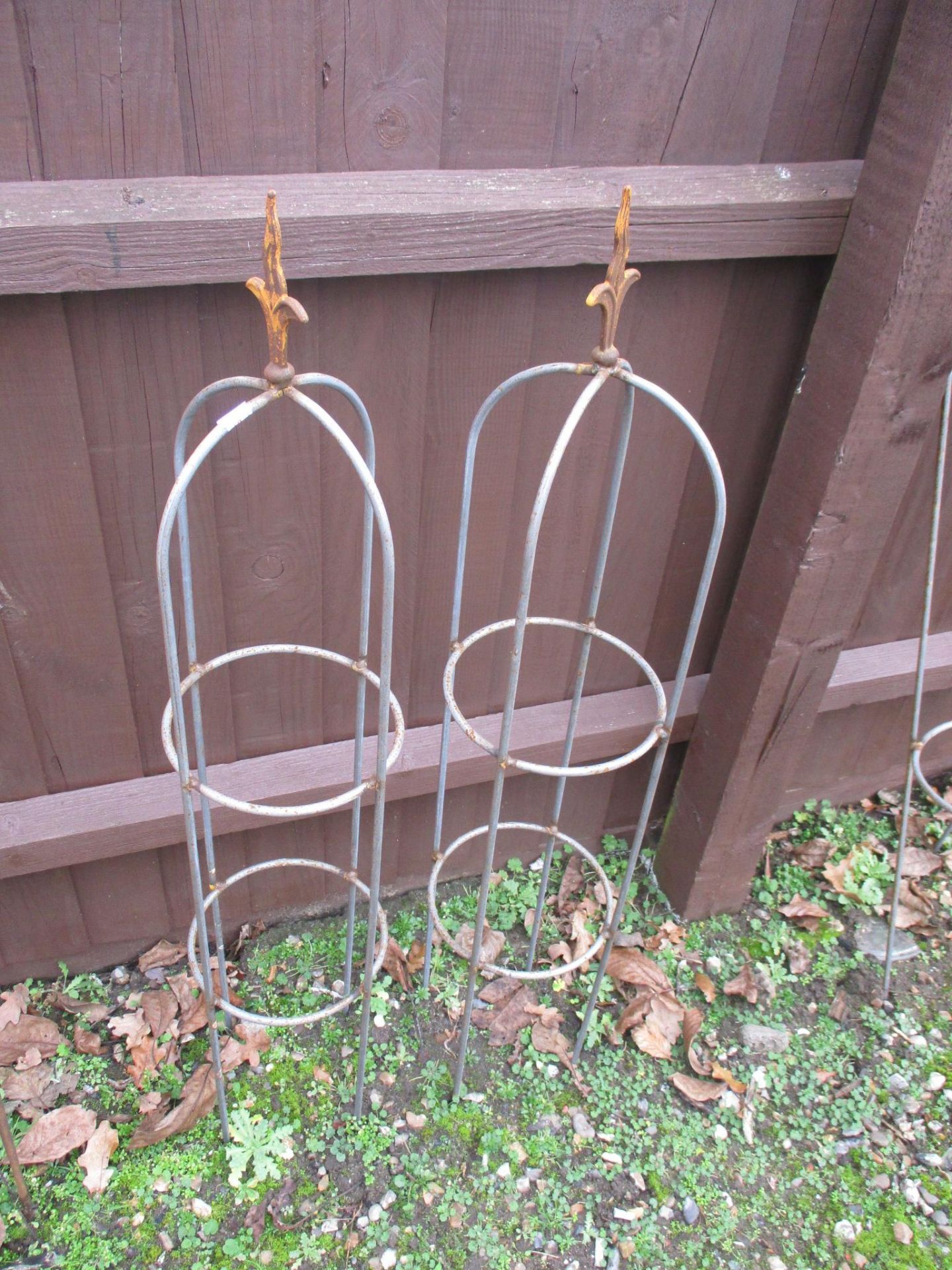 PAIR OF METAL GARDEN PLANT STANDS, EACH APPROX 106CM