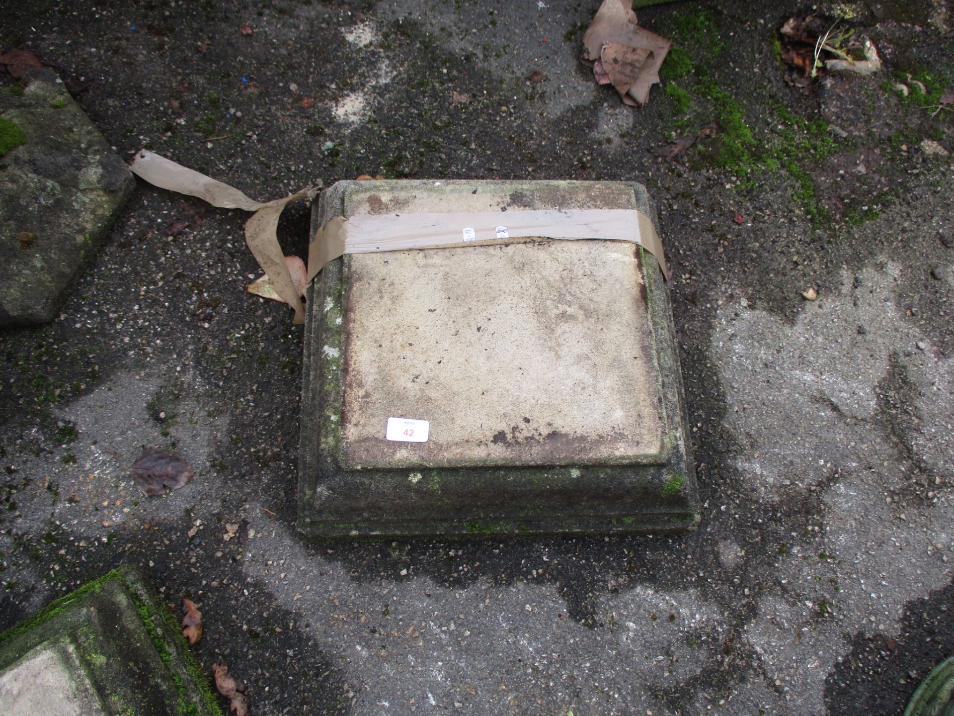 MOULDED SQUARE GARDEN PLINTH, APPROX 41CM