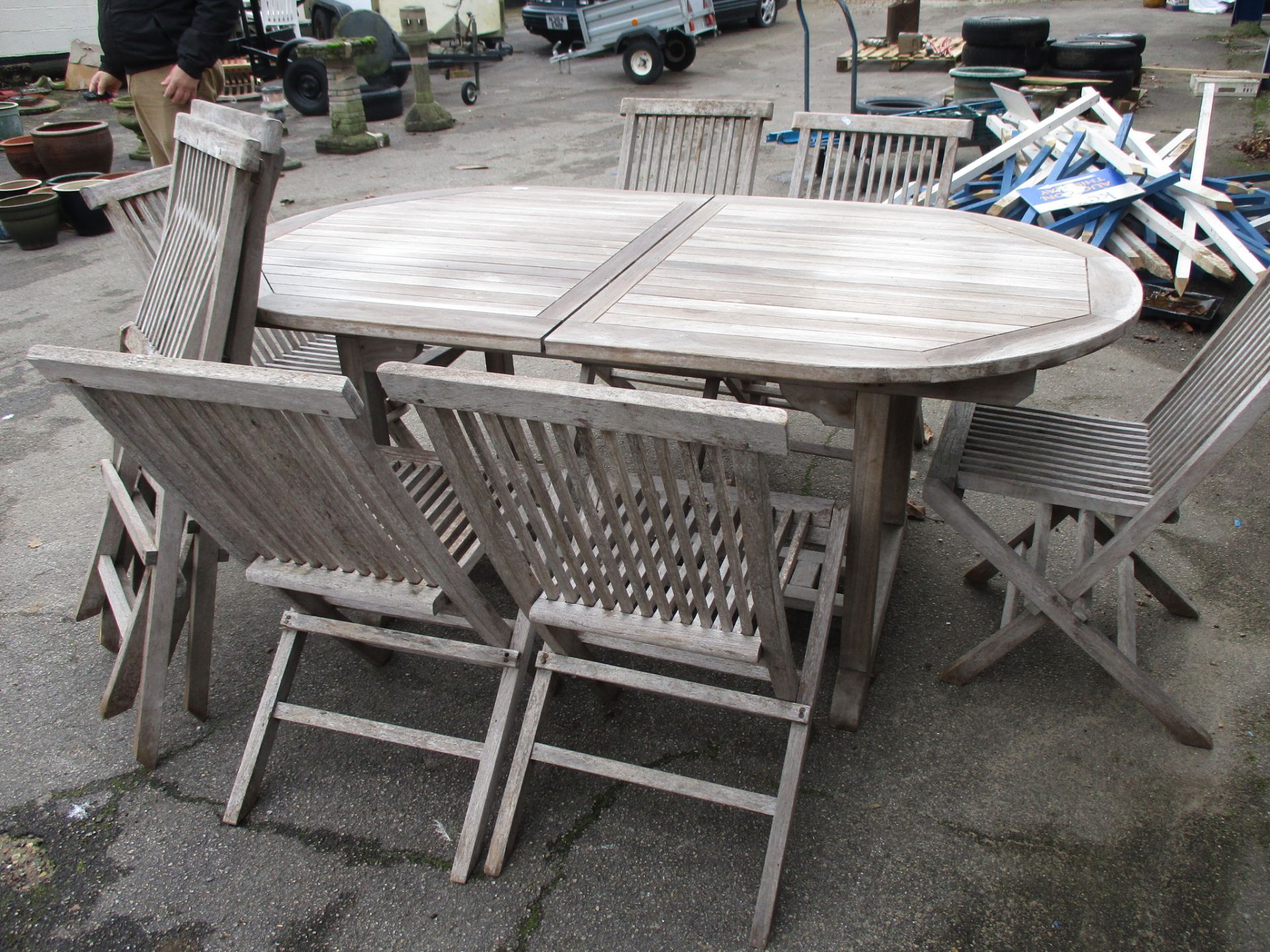 OVAL WOODEN EXTENDING PATIO TABLE AND SET OF 8 FOLDING CHAIRS, TABLE APPROX 182CM