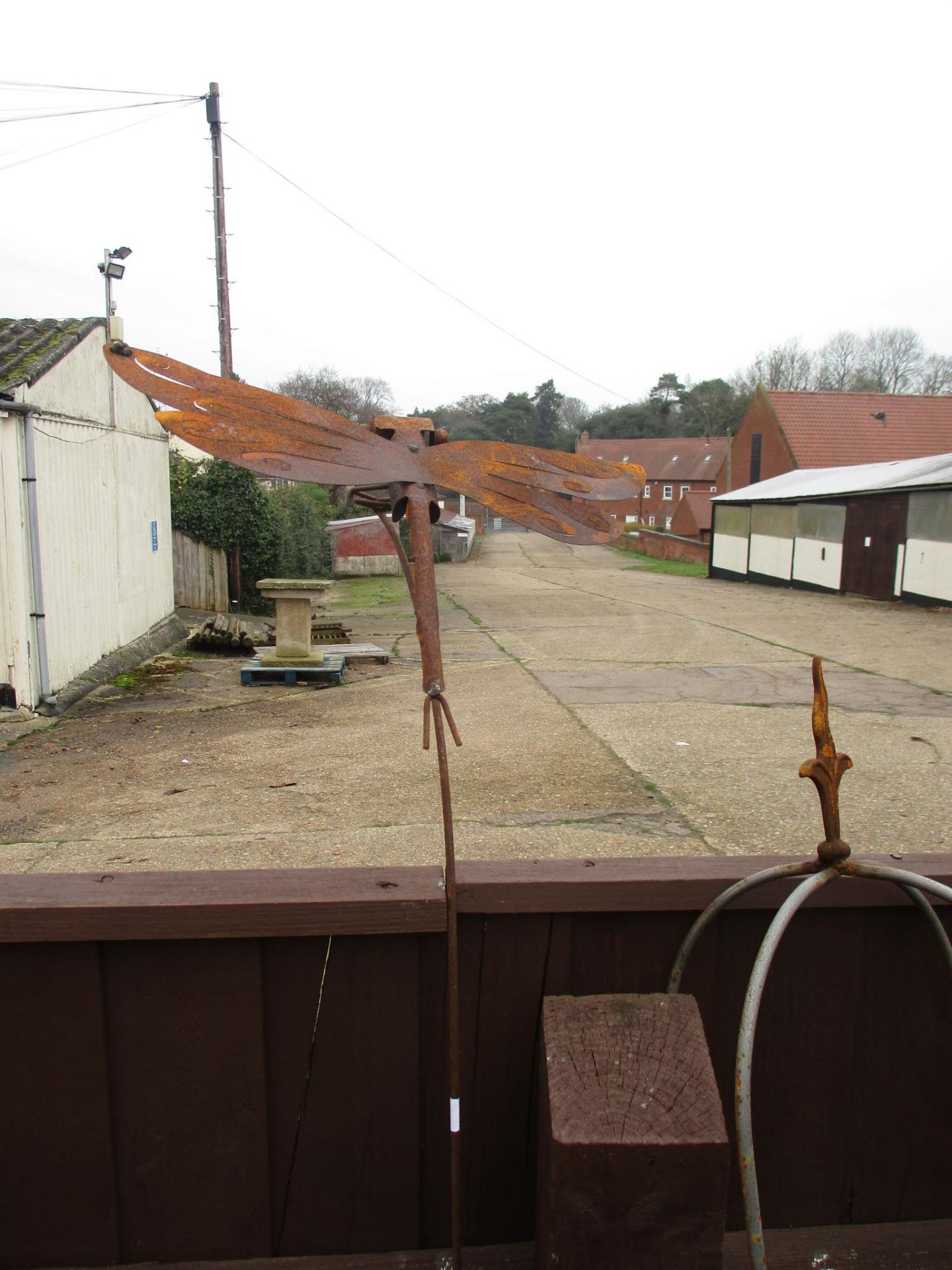 METAL GARDEN ORNAMENT OF A DRAGONFLY ON A STAND, HEIGHT APPROX 164CM