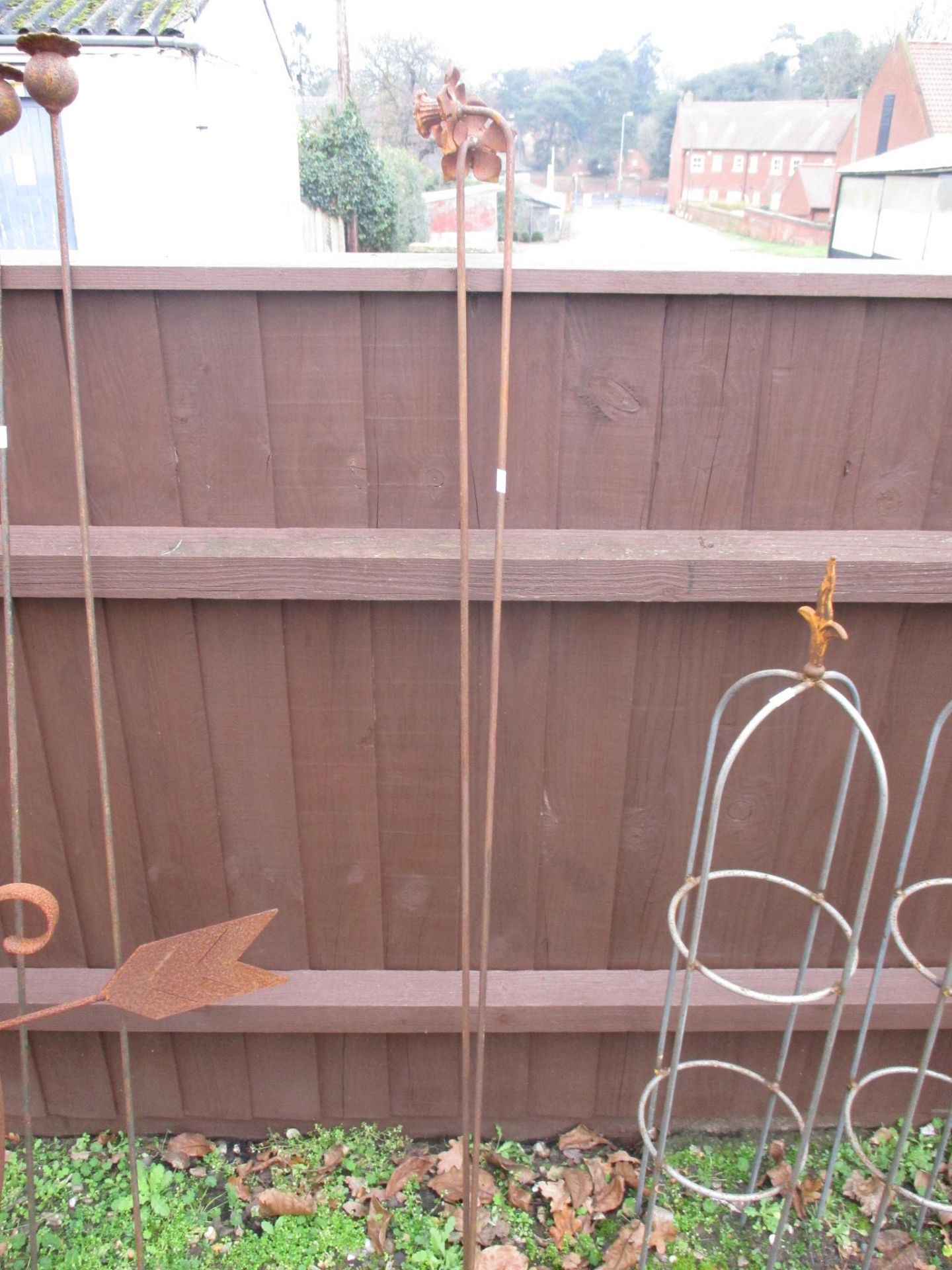 PAIR OF METAL FLOWER ON STICK GARDEN ORNAMENTS, EACH APPROX 148CM