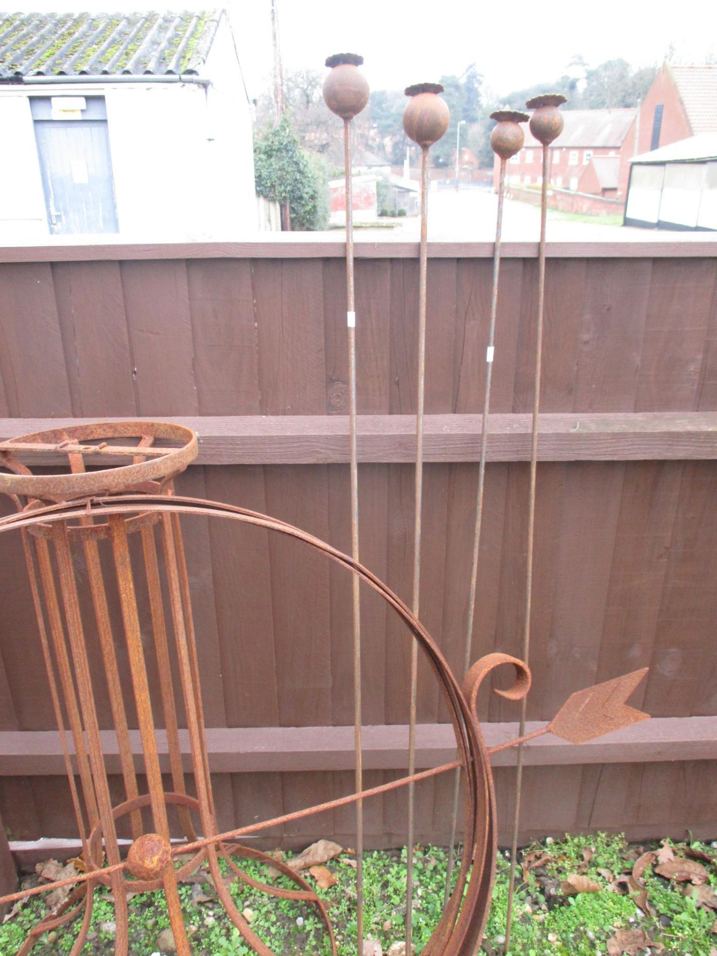 PAIR OF METAL FLOWER ON STICK GARDEN ORNAMENTS, EACH APPROX 152CM