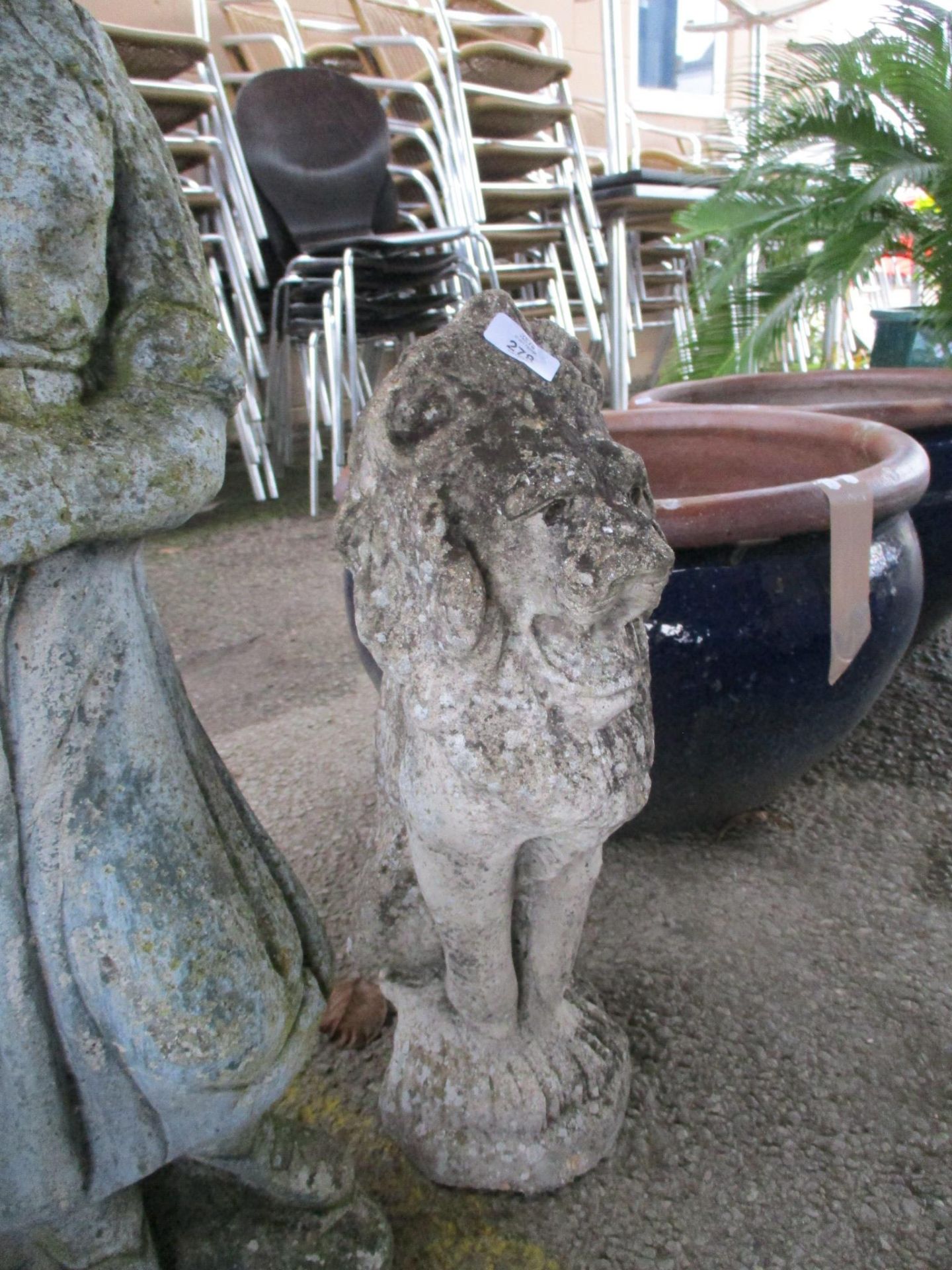 SMALL GARDEN STATUE OF A LION, APPROX 40CM