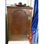 18TH CENTURY OAK WALL MOUNTING CORNER CUPBOARD WITH TWO SHELF PEDIMENT OVER, 61CM WIDE