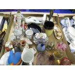 TRAY CONTAINING CERAMIC ITEMS INCLUDING AN IMARI ROYAL CROWN DERBY STYLE CRUET SET WITH STAND