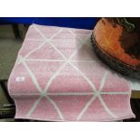 SMALL RUG WITH PINK GEOMETRIC DESIGN