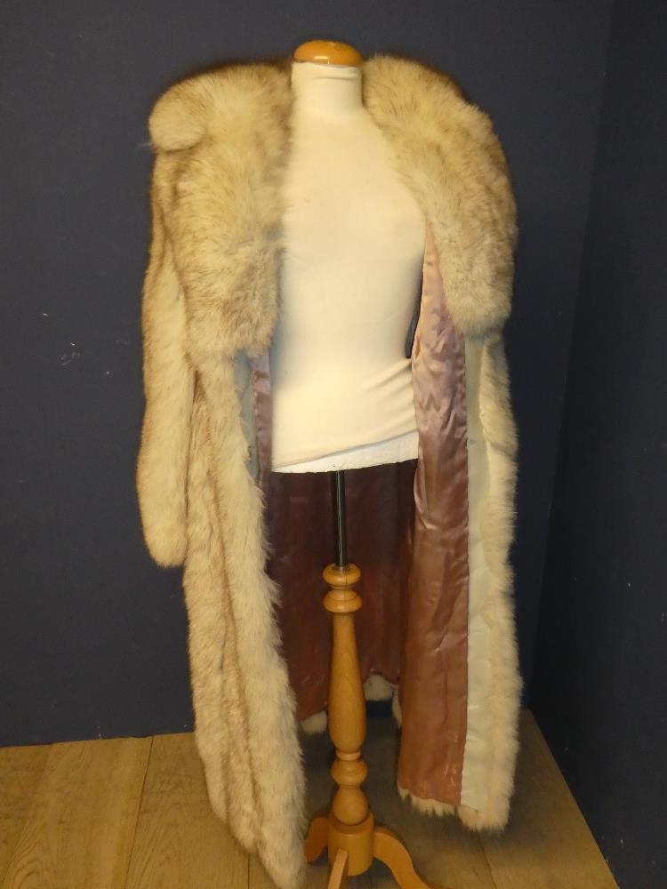 Ladies white fox fur coat size 14 - Image 2 of 4