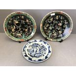 Pair of C19th Chinese famille verte plates, blue & white plate