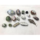 A quantity of Limogues and other hinged ppainted ceramic pill boxes, and decorative caskets (lots