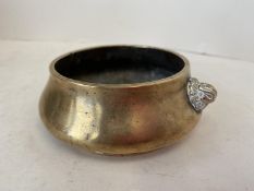 Chinese bronze censer with lion handles & 6 character marks to base 4.5cm H, 12.5cm dia