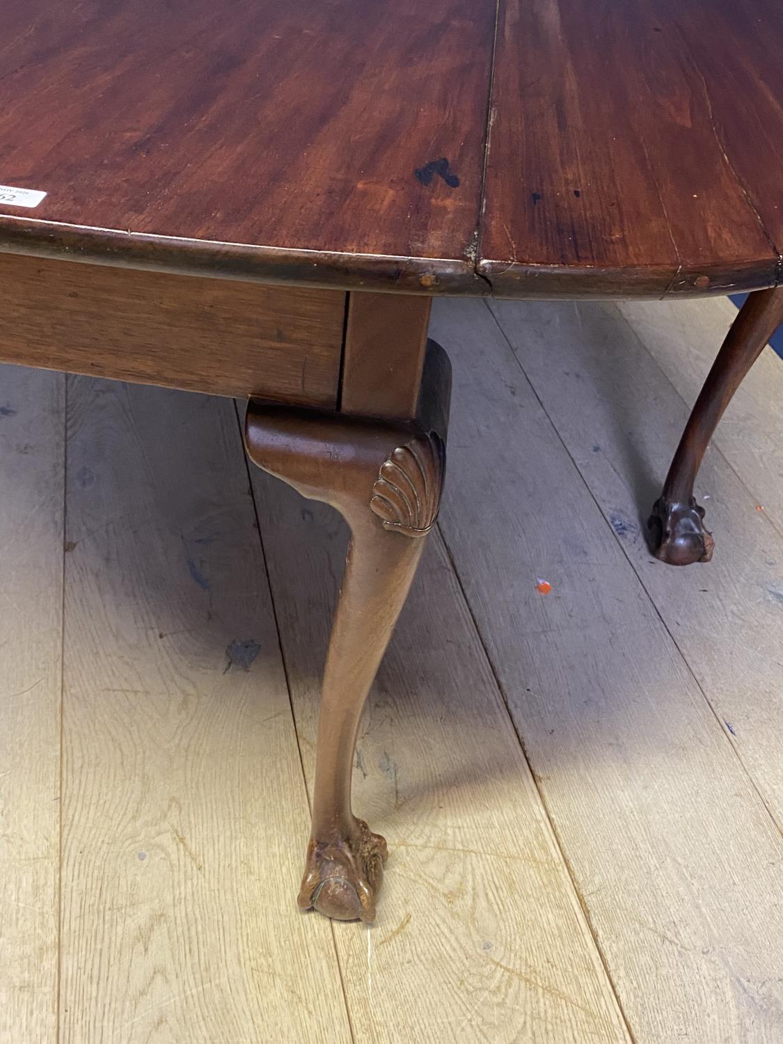 18th-century Irish walnut dropleaf table supported by cabriole legs on ball and claw feet with - Image 10 of 10