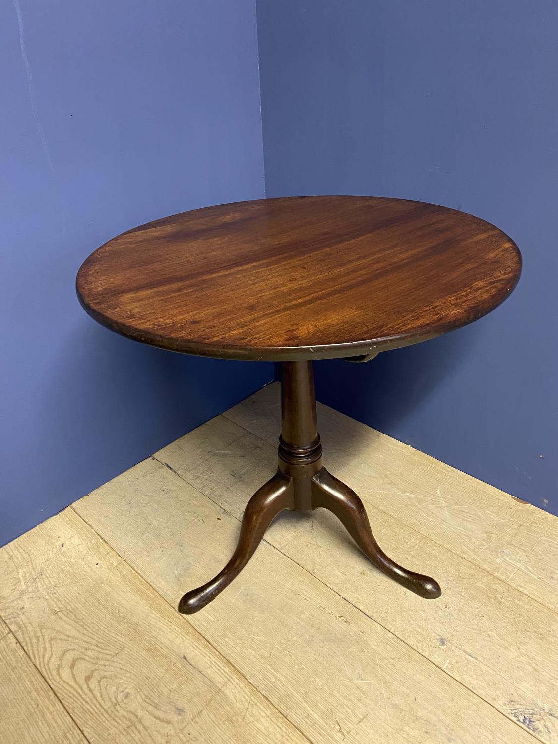 Georgian mahogany circular tripod pedestal table with birdcage action
