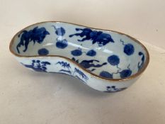 C19th Chinese blue and White kidney shaped dish, the exterior painted with figures, the inside