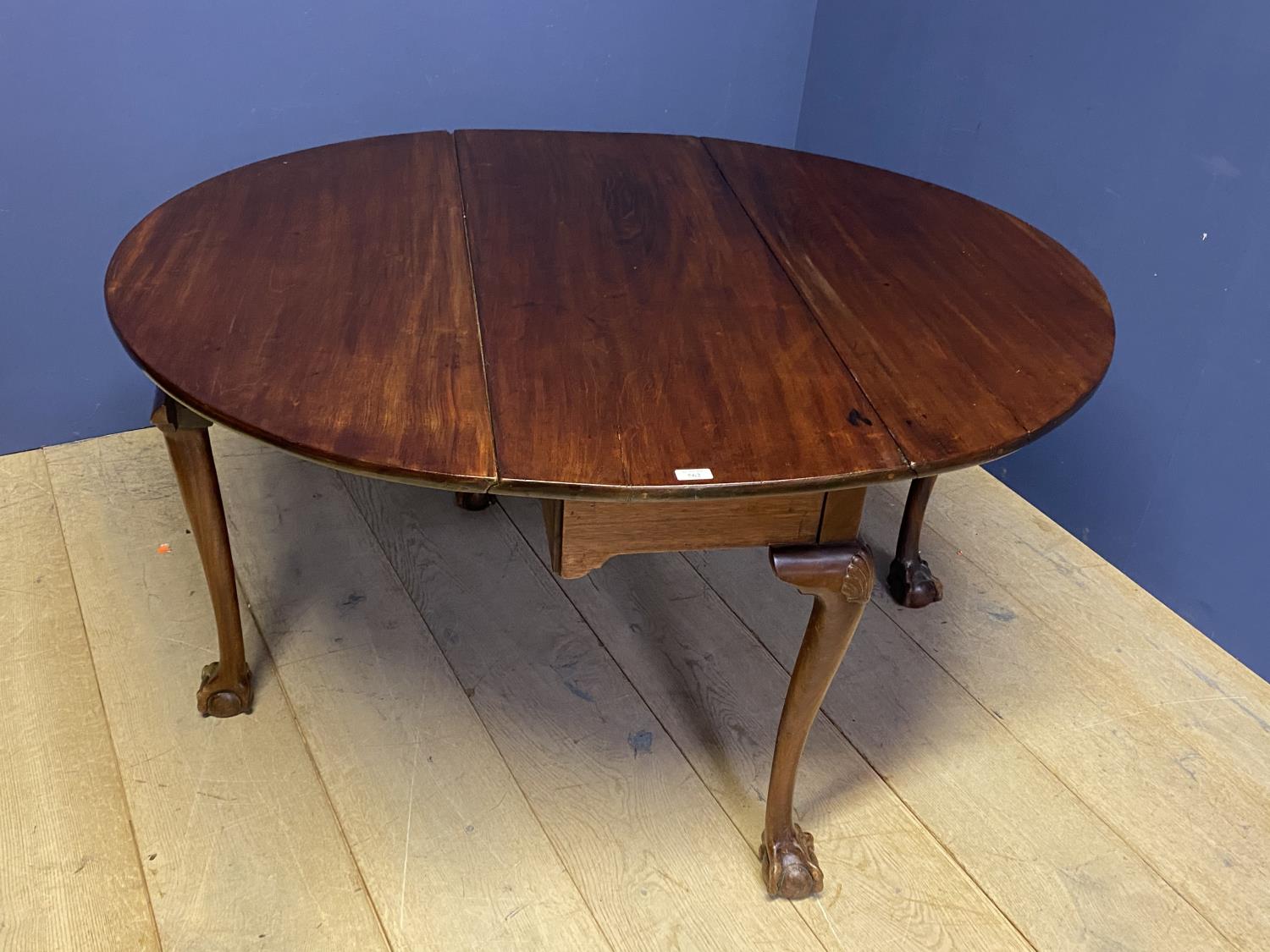 18th-century Irish walnut dropleaf table supported by cabriole legs on ball and claw feet with