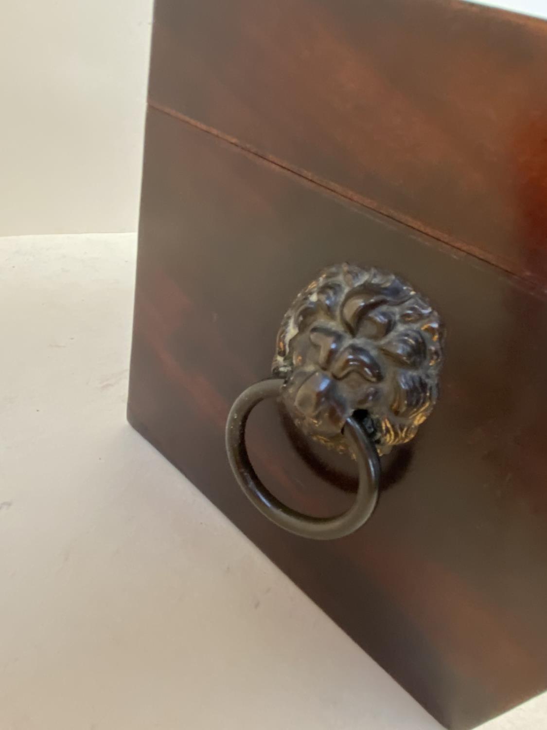 Figured mahogany tea caddy with lion mask ring handles and fitted interior with glass mixing bowl. - Image 3 of 4