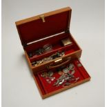 A leather clad jewellery box and contents, to include white metal brooch in the form of a lizard,