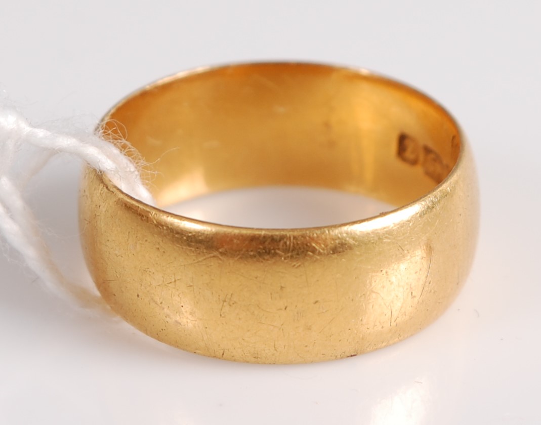 A gent's 22ct gold wedding band, 7.1g, size M