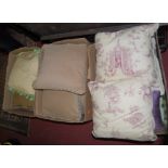 A collection of good quality scatter cushions