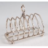 An Edwardian silver six division toast rack, having loop carry handle, 7.8oz, maker Mackay &