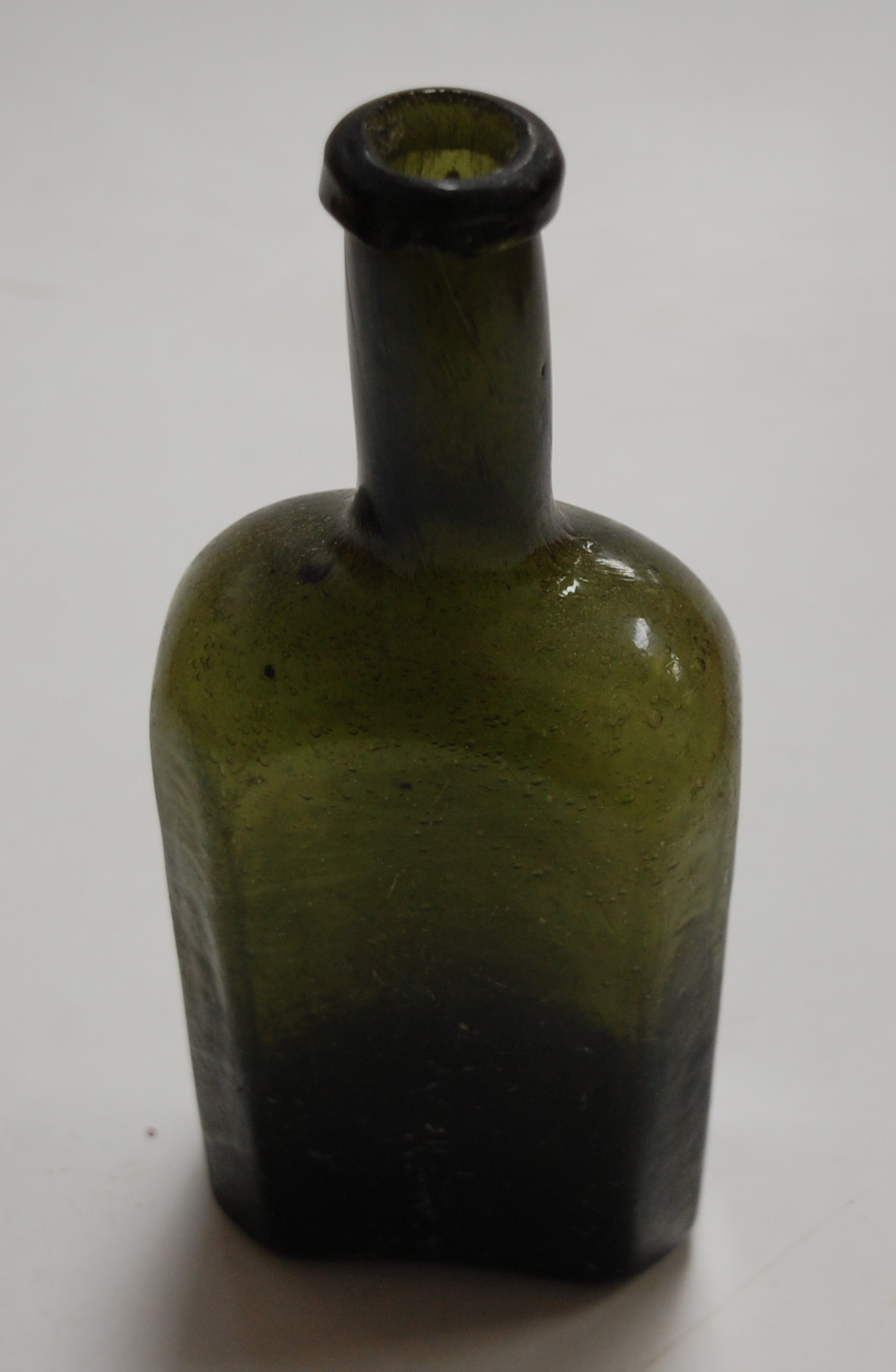 A collection of assorted glass and stoneware bottles to include Bloys & Sons, Sudbury, Suffolk, GW - Image 4 of 5